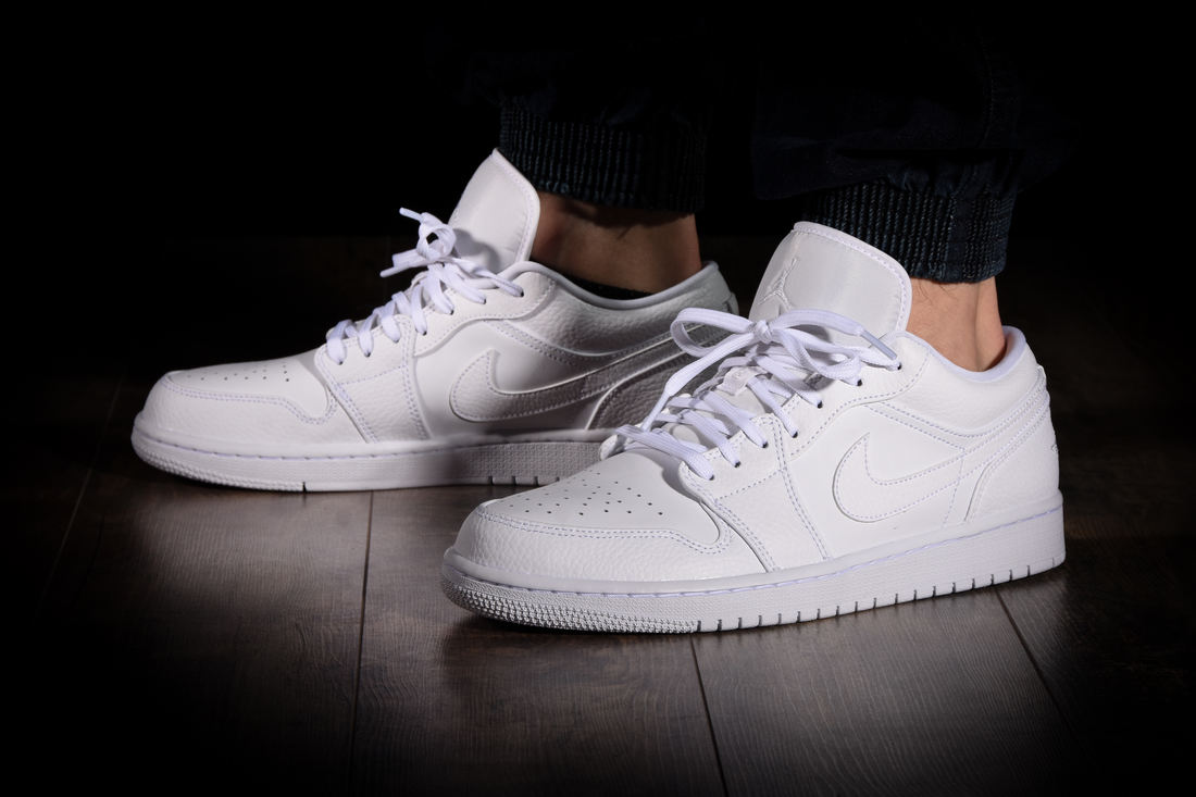 NIKE AIR JORDAN 1 RETRO LOW TRIPLE WHITE